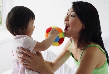 Bài văn tả em bé đang chơi đồ chơi
