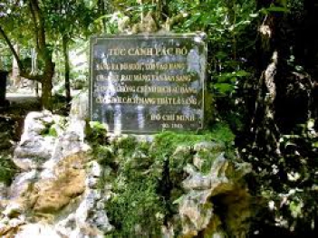 Phân tích bài thơ Tức Cảnh Pác Bó của Hồ Chí Minh