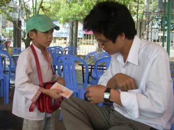 Tả hình ảnh của một em bé bán vé số