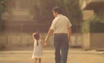 Tả bố em đang trồng cây