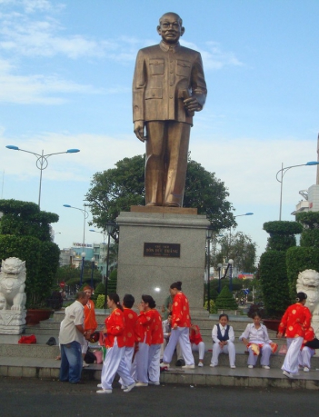 Bài văn thuyết minh hay về chốn làng quê của Bác Tôn