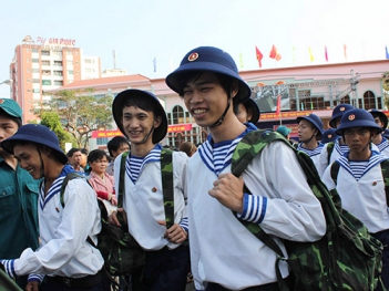 Lập dàn ý cảnh tiễn người thân ở bến xe