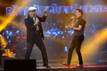 Bài văn hay tả lại hình ảnh ca sĩ đang biểu diễn