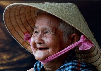 Dàn ý và bài văn miêu tả về bà ngoài của em