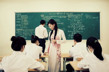 Bài văn hay tả cô giáo đang giảng bài trên lớp