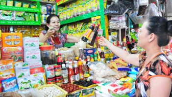 Tả người bán hàng đang làm việc ở cửa hàng bách hóa