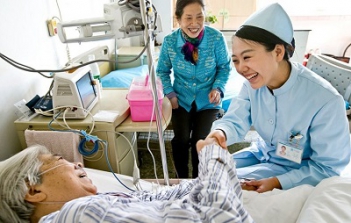Tả cô (chú) cán bộ y tế đang chăm sóc người bệnh