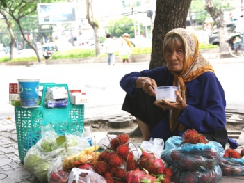 Bài văn hay miêu tả bà cụ bán hàng