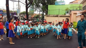 Tường thuật lại buổi đọc thơ và kể chuyện trước trường