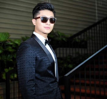 Truyện dịch Chàng trai mặc đồ đen