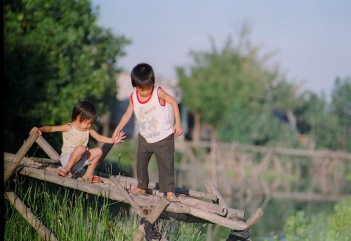 Giải thích câu ca dao Anh em như thể tay chân...